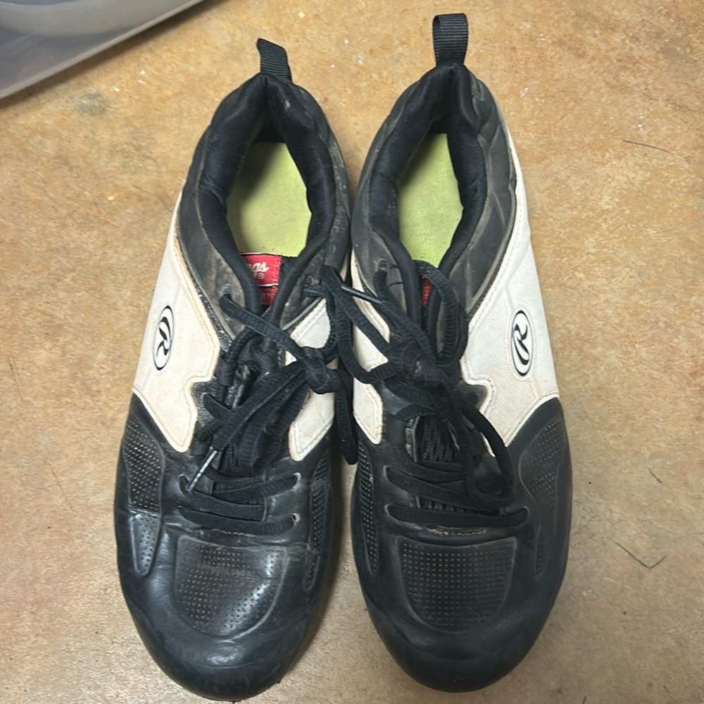 Rawlings Cleats, Good condition . Size 6 lots of wear left .